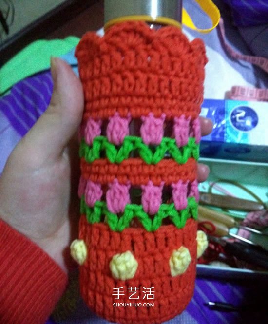 保温又防烫手！冬天玫瑰花毛线杯套编织图解(图9)