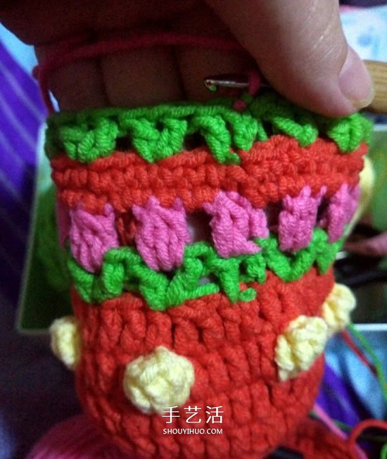 保温又防烫手！冬天玫瑰花毛线杯套编织图解(图6)