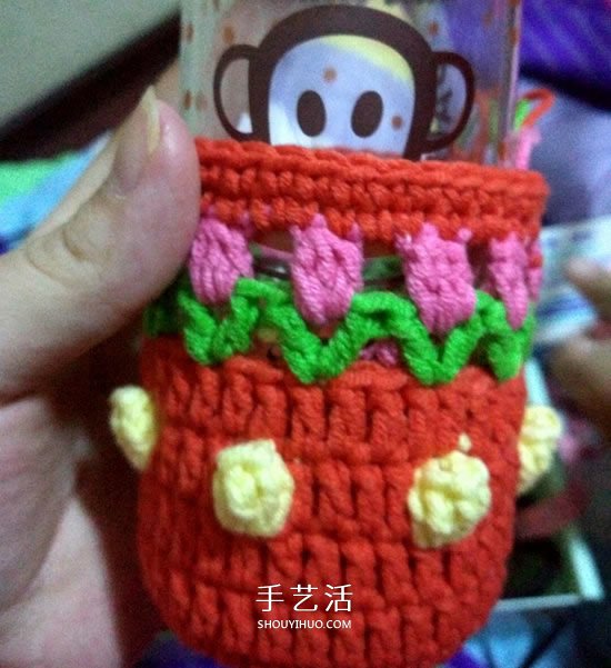 保温又防烫手！冬天玫瑰花毛线杯套编织图解(图8)