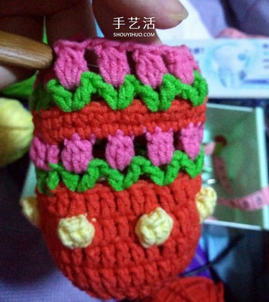 保温又防烫手！冬天玫瑰花毛线杯套编织图解(图7)