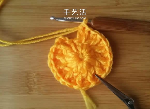 手工钩针编织单色花朵坐垫/杯垫的方法图解(图8)