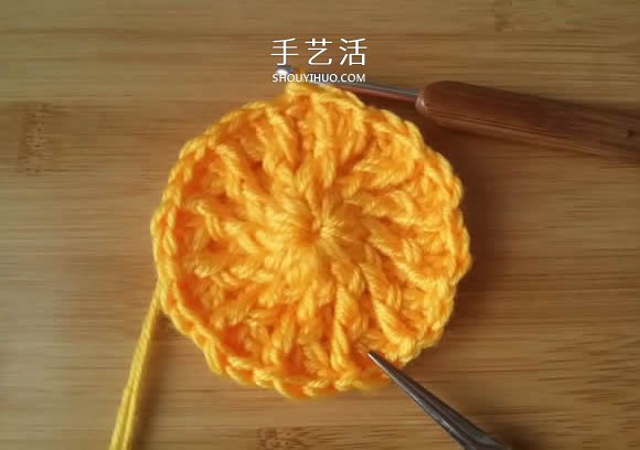 手工钩针编织单色花朵坐垫/杯垫的方法图解(图10)