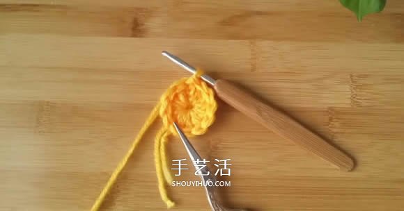 手工钩针编织单色花朵坐垫/杯垫的方法图解(图4)