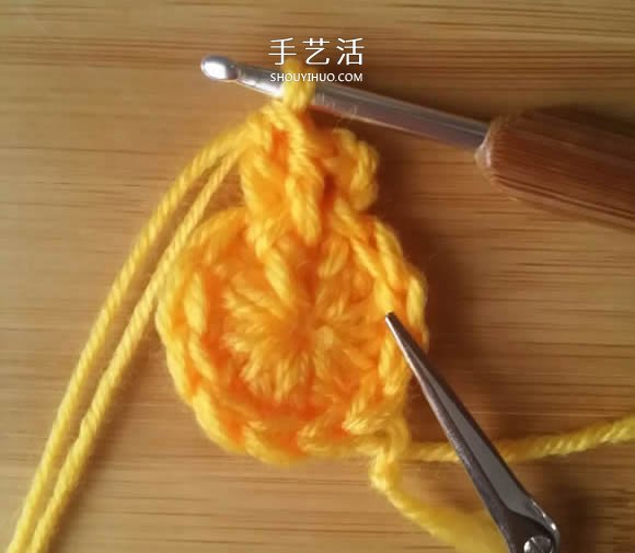 手工钩针编织单色花朵坐垫/杯垫的方法图解(图7)