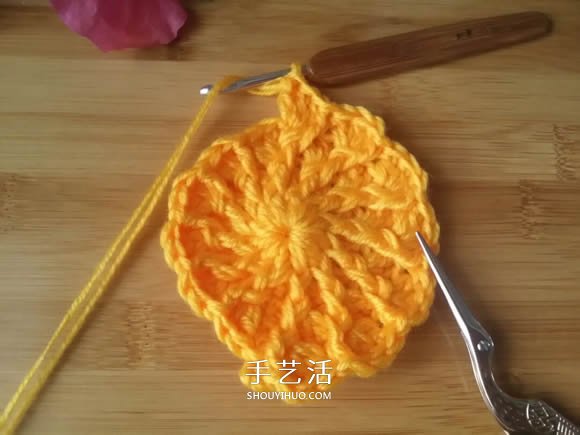 手工钩针编织单色花朵坐垫/杯垫的方法图解(图11)