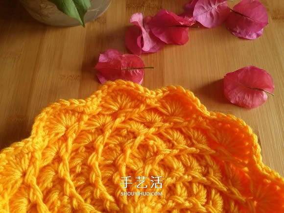 手工钩针编织单色花朵坐垫/杯垫的方法图解(图12)