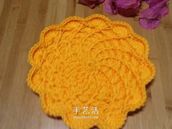 手工钩针编织单色花朵坐垫/杯垫的方法图解(图13)