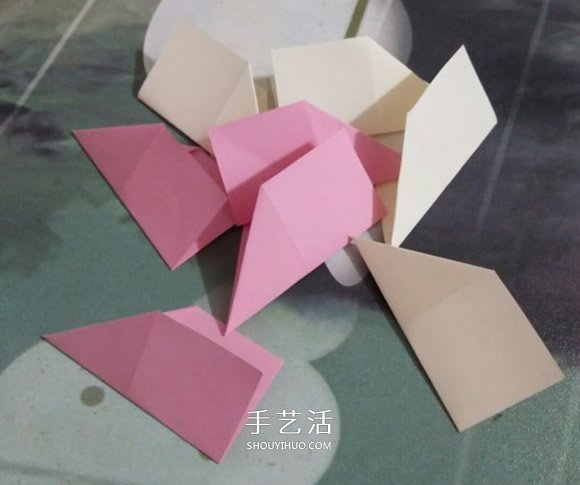 简易圣诞花环折纸图解 幼儿折圣诞花环的折法(图5)