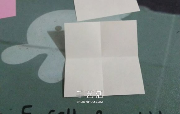 简易圣诞花环折纸图解 幼儿折圣诞花环的折法(图2)