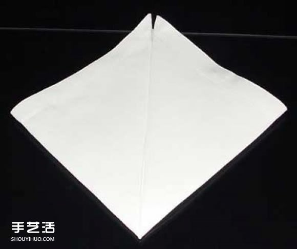 餐巾折叠方法图解 简单折出立体的皇冠(图6)