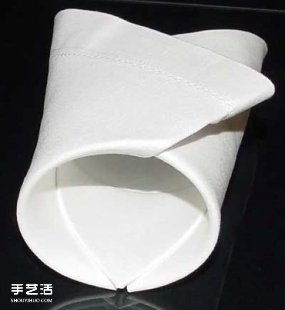 餐巾折叠方法图解 简单折出立体的皇冠(图9)