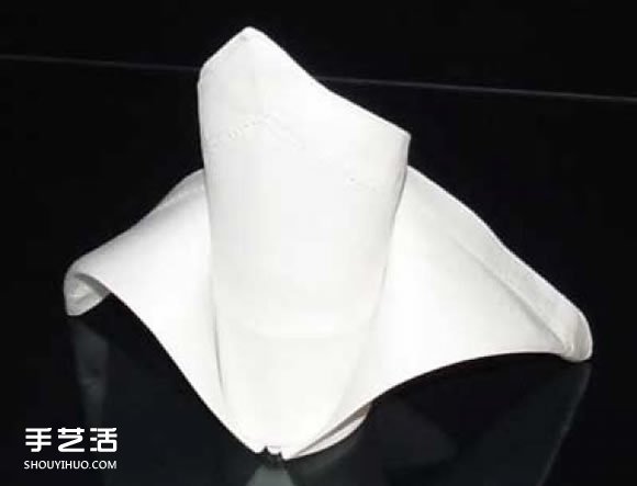 餐巾折叠方法图解 简单折出立体的皇冠(图10)