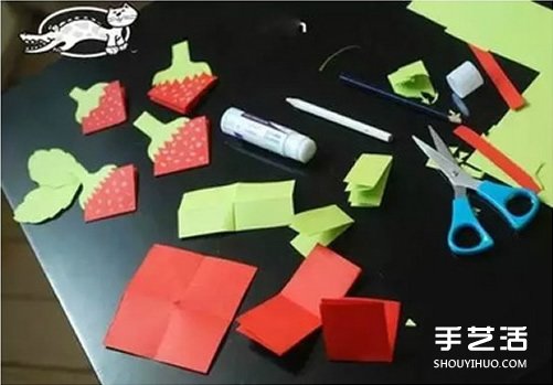 儿童折纸草莓的折法图解 可以做墙饰或项链(图3)