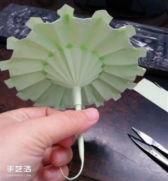 立体小雨伞的折法图解 儿童纸雨伞制作方法 - 双维造物网