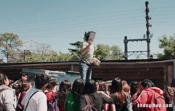 旧车改装成坦克车 化身移动图书馆(图8)