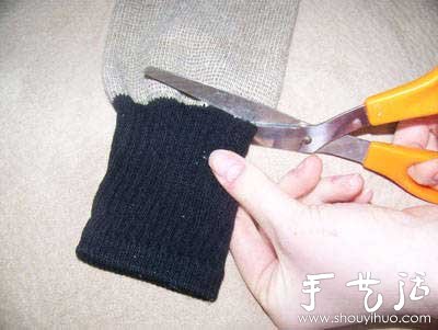 旧物改造：将旧袜子DIY成时尚护腕 - 双维造物网