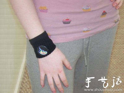 旧物改造：将旧袜子DIY成时尚护腕(图4)