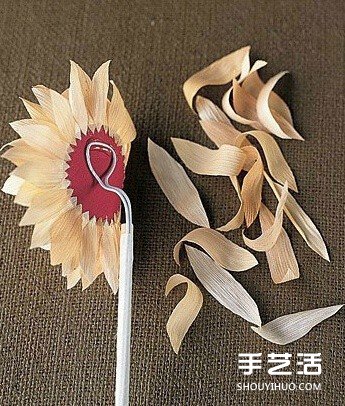 玉米叶制作花朵的方法 玉米叶DIY仿真花教程(图6)