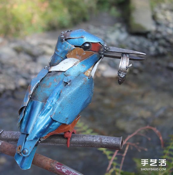 废弃金属变废为宝DIY翠鸟、蓝蝶、喜鹊等动物(图1)