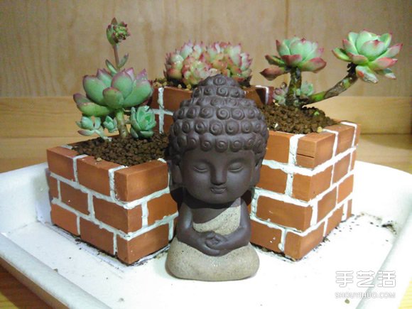 将花坛搬到桌子上！利用废砖头DIY制作花盆(图1)