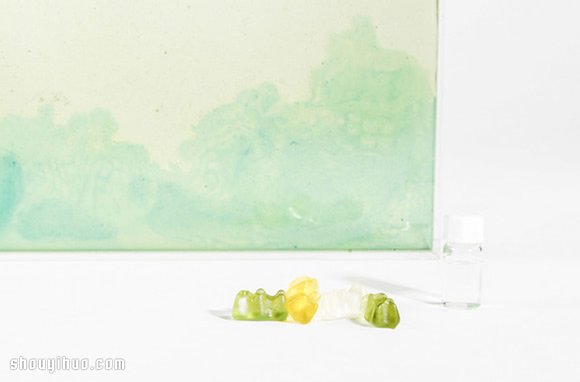 用 Gummy Bears 熊仔糖果制作七彩灯箱(图3)