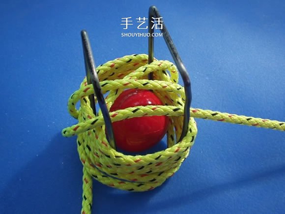 绳子编织球体的方法 怎么用绳编圆球小挂件(图6)