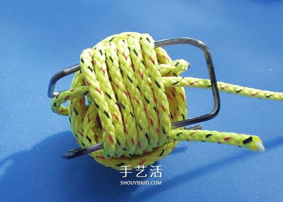 绳子编织球体的方法 怎么用绳编圆球小挂件(图8)