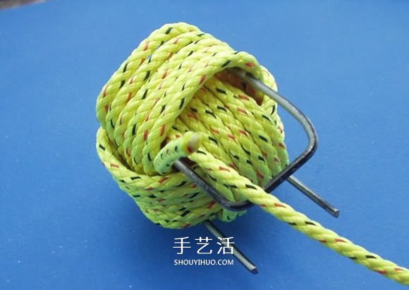 绳子编织球体的方法 怎么用绳编圆球小挂件(图10)