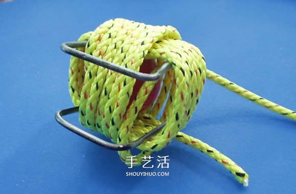 绳子编织球体的方法 怎么用绳编圆球小挂件(图7)