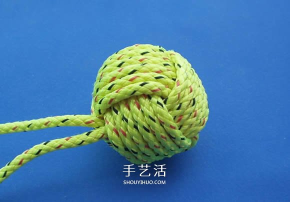 绳子编织球体的方法 怎么用绳编圆球小挂件(图13)