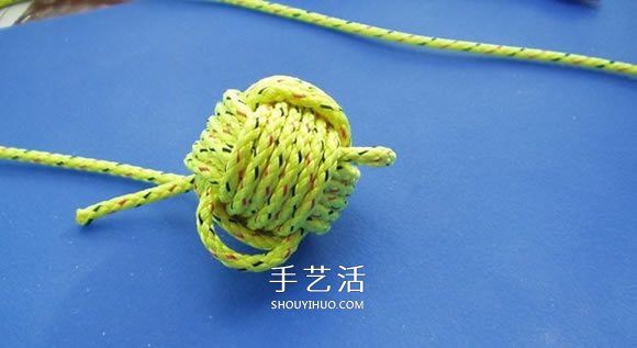 绳子编织球体的方法 怎么用绳编圆球小挂件(图11)