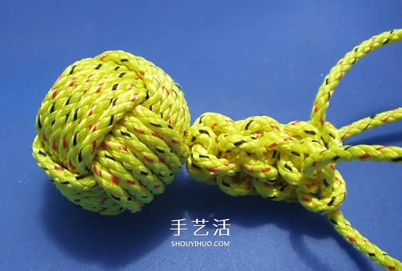 绳子编织球体的方法 怎么用绳编圆球小挂件(图15)