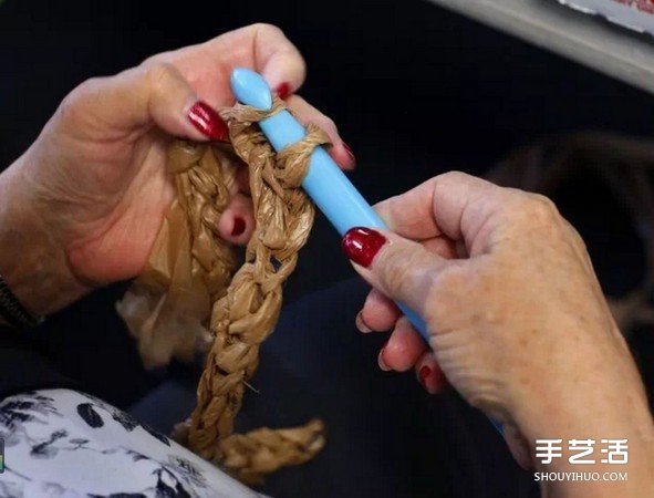 1000个塑料袋破坏地球？他们用双手编织温暖睡垫(图2)