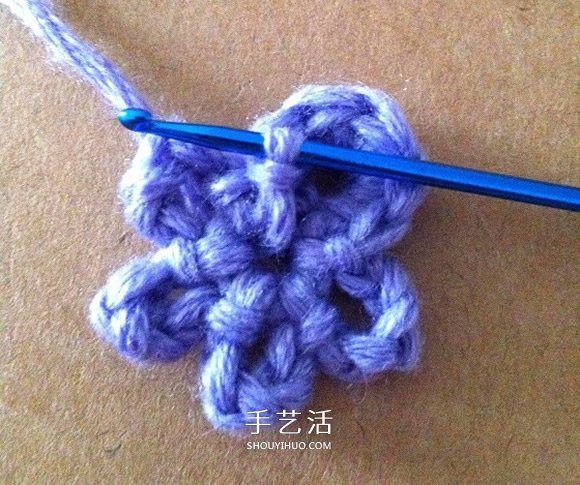 两层双色五瓣花的钩法 手工钩针编织五角星花(图7)