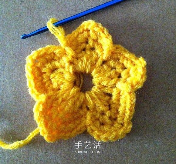 两层双色五瓣花的钩法 手工钩针编织五角星花(图16)