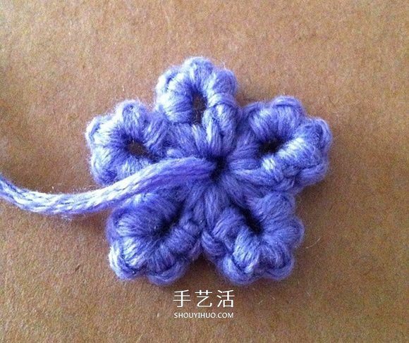 两层双色五瓣花的钩法 手工钩针编织五角星花(图17)
