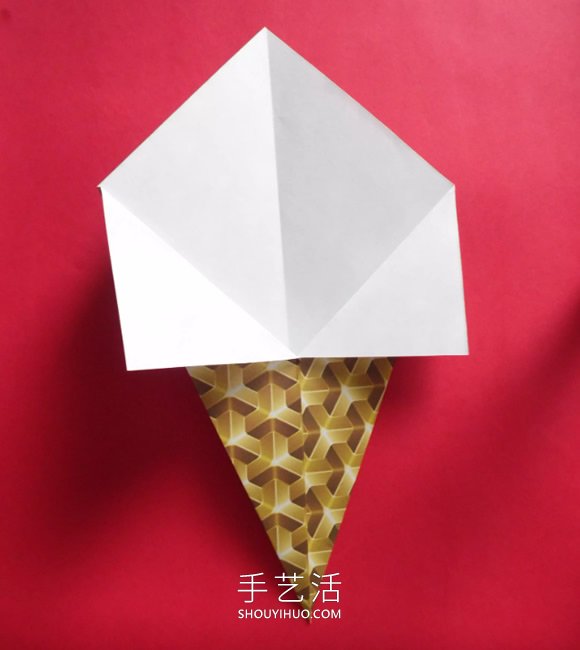 简单折纸冰淇淋蛋筒的做法图解教程(图3)