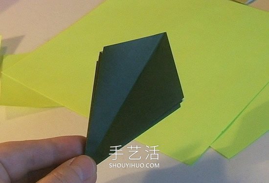简单折纸立体圣诞树的折法详细步骤图(图13)