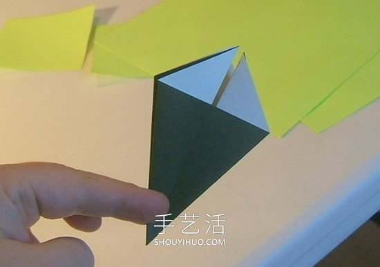 简单折纸立体圣诞树的折法详细步骤图(图12)
