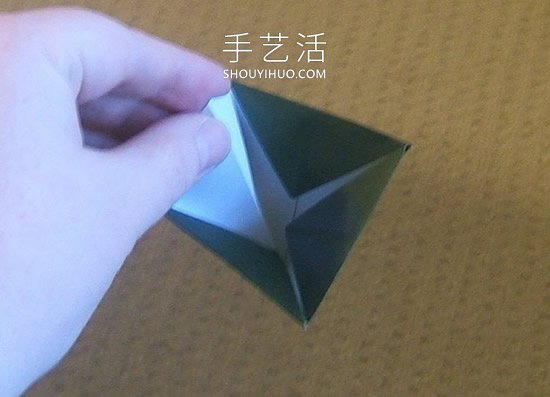 简单折纸立体圣诞树的折法详细步骤图(图17)