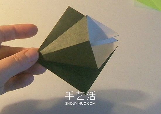 简单折纸立体圣诞树的折法详细步骤图(图11)