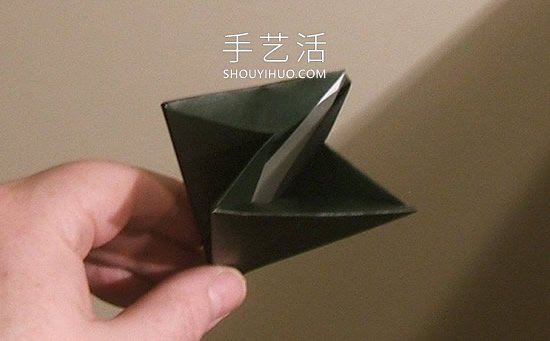 简单折纸立体圣诞树的折法详细步骤图(图18)