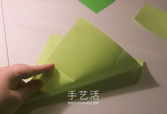 简单折纸立体圣诞树的折法详细步骤图(图24)