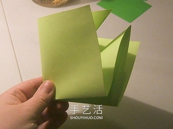 简单折纸立体圣诞树的折法详细步骤图(图27)