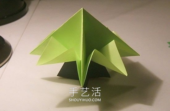 简单折纸立体圣诞树的折法详细步骤图(图40)