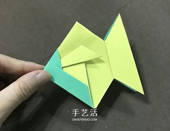 儿童简单折纸小金鱼的折法图解(图12)