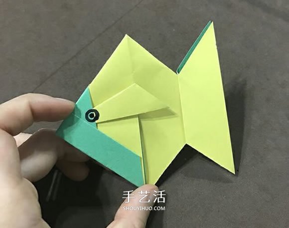 儿童简单折纸小金鱼的折法图解(图13)