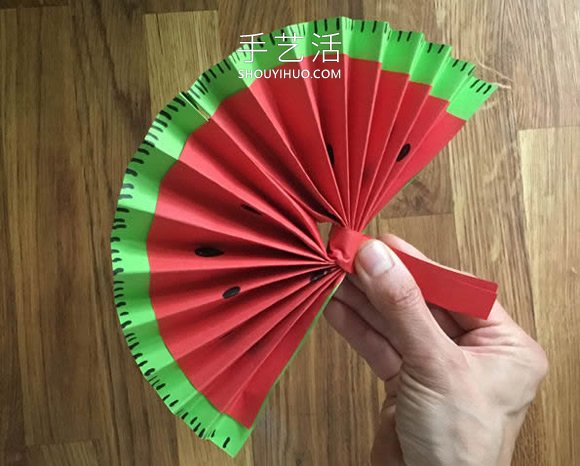 幼儿园折纸扇子的教程 做成可爱西瓜形状！(图6)