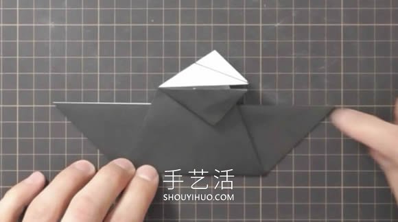 折纸嘴巴会动的乌鸦的折法视频教程(图9)