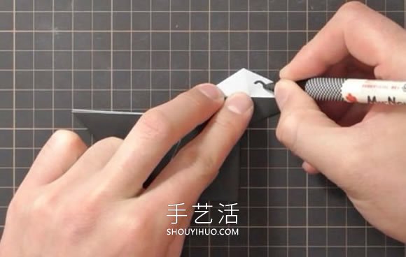 折纸嘴巴会动的乌鸦的折法视频教程(图12)